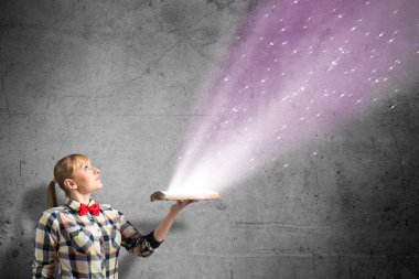 elinde kitap olan kız