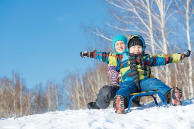 İki sevimli çocuk kızak sürme
