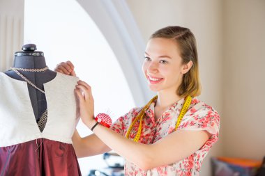 Genç güzel needlewoman