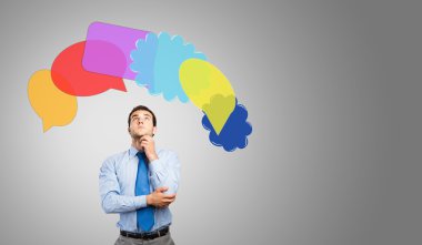 İş adamı bir şeyler düşünüyor.