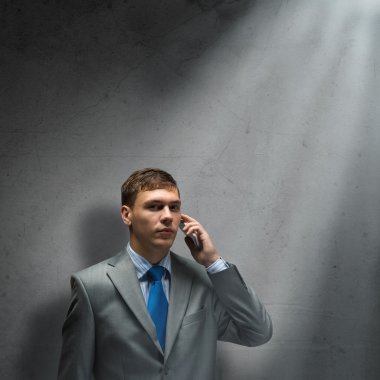 Mobile ile ağlayan işadamı