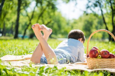Çocuk parkında piknik.