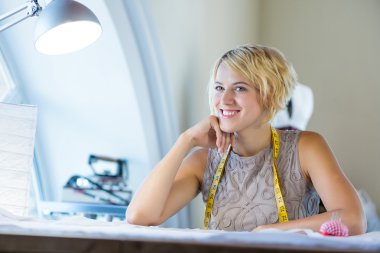 Boyun bantlı needlewoman