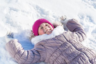 kar üzerinde yatan kız