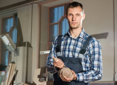 İş yerinde üniformalı bir marangoz