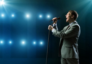 işadamı mikrofon ile