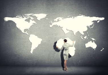 İş kadını duvara kıta yerleştirme