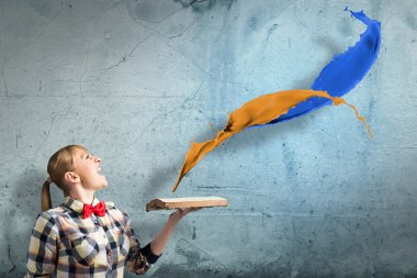 elinde kitap olan kız