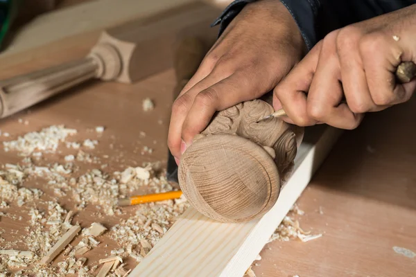 Tischler, die mit Fräser arbeiten — Stockfoto