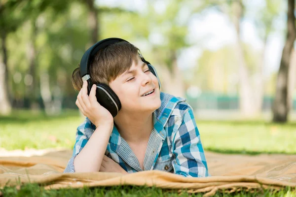 Carino ragazzo in parco — Foto Stock