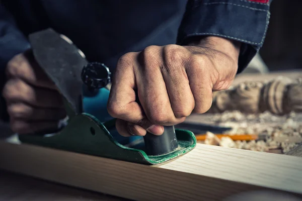 Tischler bei der Arbeit — Stockfoto