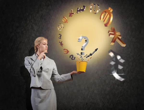 Mujer de negocios sosteniendo cubo con signos de moneda — Foto de Stock