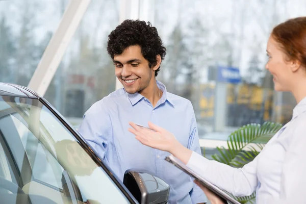 Jonge vrouw verkoop consultant — Stockfoto