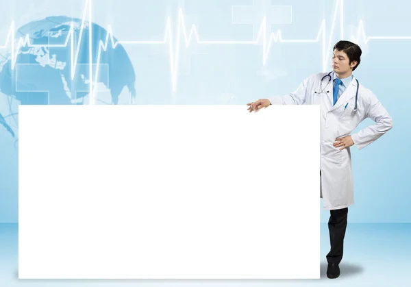 Medico con banner — Foto Stock