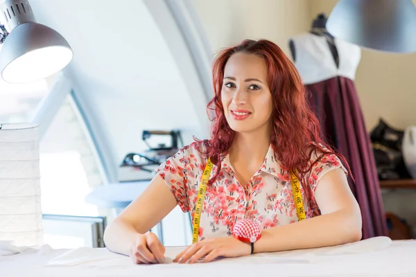 Naaister vrouw aan het werk — Stockfoto