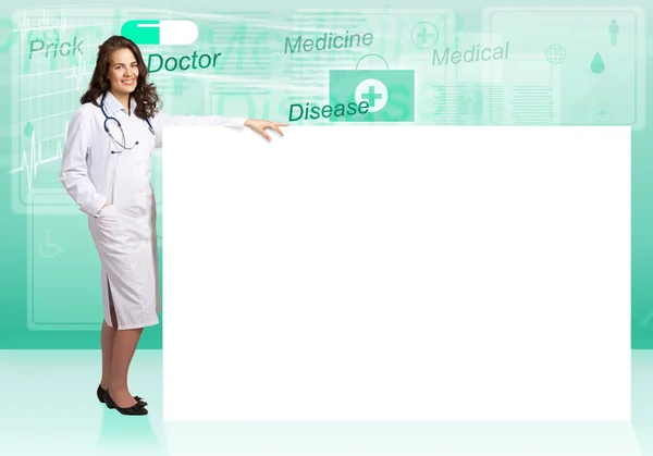 Jonge vrouw arts permanent in de buurt van een lege banner — Stockfoto