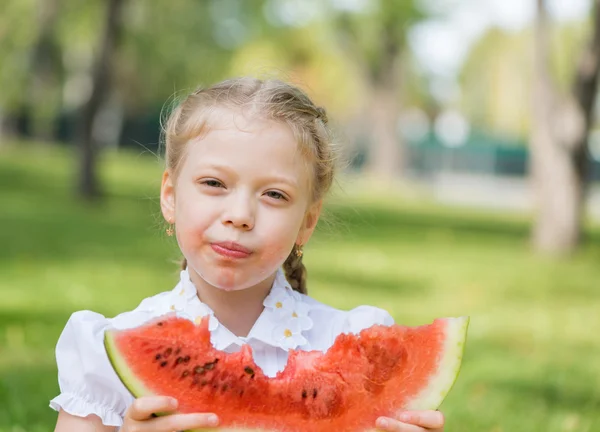 Criança com fatia de melancia — Fotografia de Stock