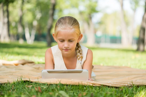 Kind im Park auf Decke liegend — Stockfoto