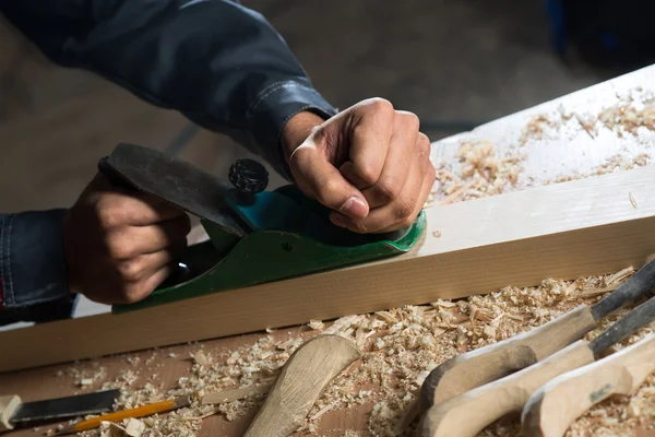 Mãos de carpinteiro trabalhando com o jointer — Fotografia de Stock