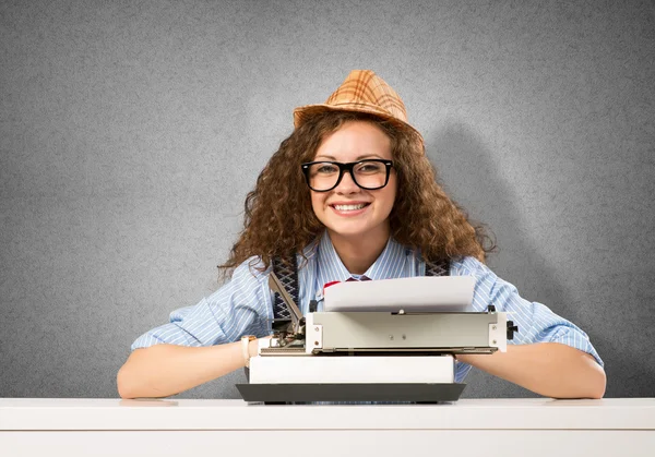 Girl writer and typing machine — Stock Photo, Image