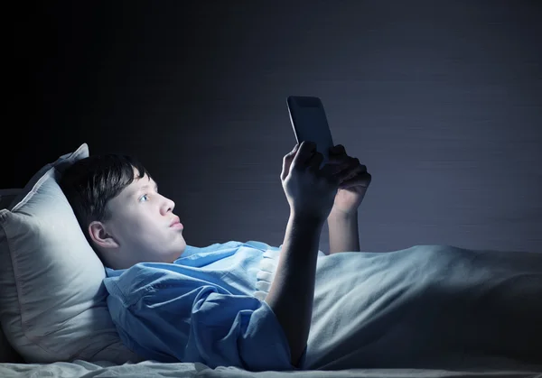 Nastolatek czytania w łóżku — Zdjęcie stockowe