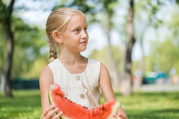 Kind mit Wassermelonenscheibe — Stockfoto