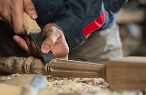 Timmerman die werken met kotterstag — Stockfoto