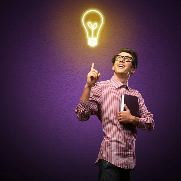 Joven sosteniendo un libro — Foto de Stock