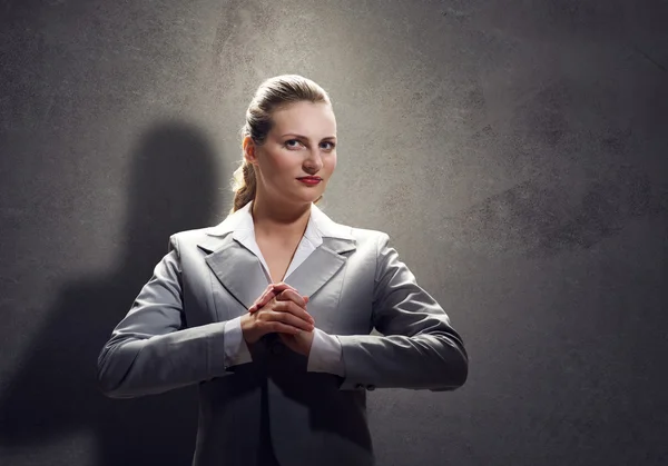 Junge betende Geschäftsfrau — Stockfoto