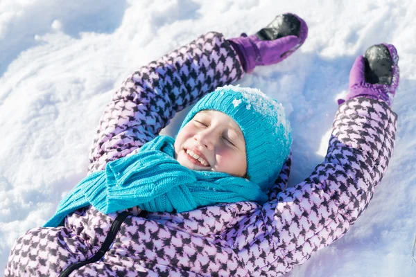 Girl lying on snow — Stock Photo, Image