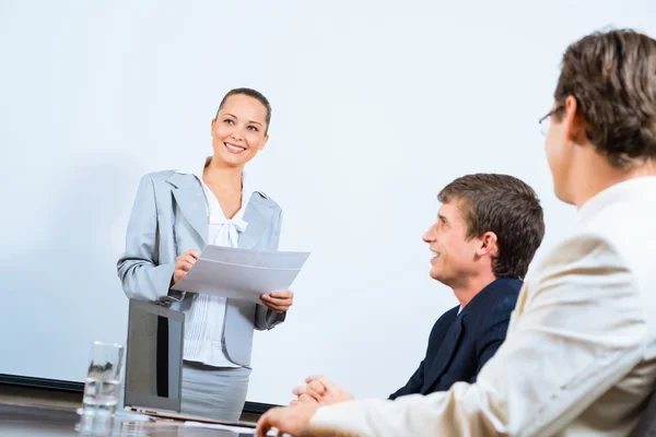 Bespreekt zakenvrouw met collega 's — Stockfoto