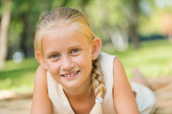 Mädchen genießen die Sommerzeit — Stockfoto