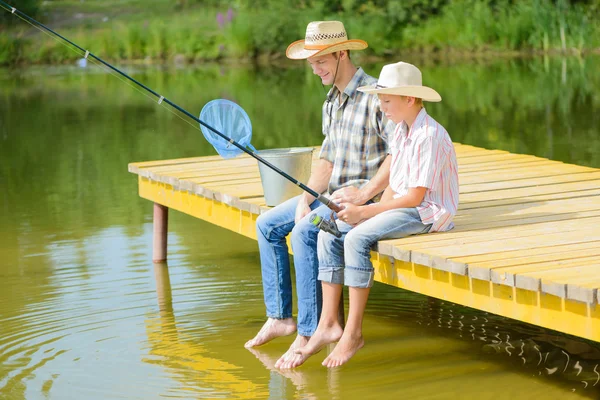 Vater und Sohn. Sommerangeln — Stockfoto