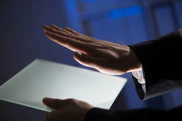 Man using tablet — Stock Photo, Image