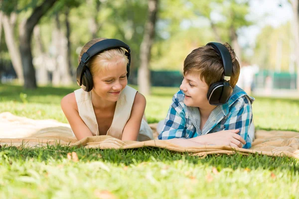 Niños con auriculares —  Fotos de Stock