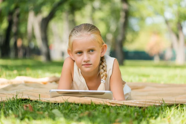 Kid no parque deitado em cobertor — Fotografia de Stock