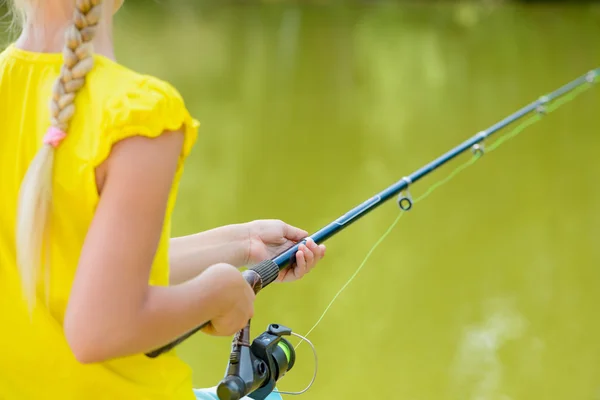 Girl sitting on pier with rod. — Stock Photo, Image