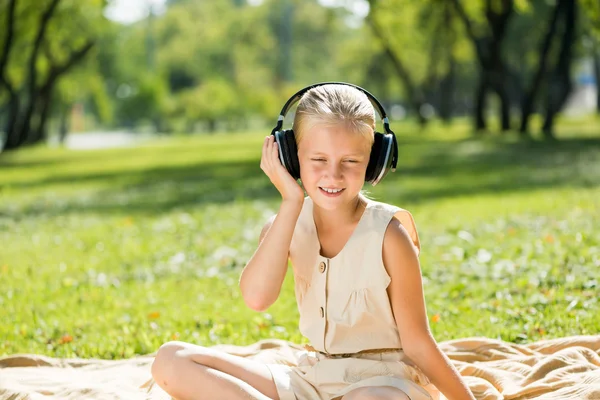 Fille appréciant la musique — Photo