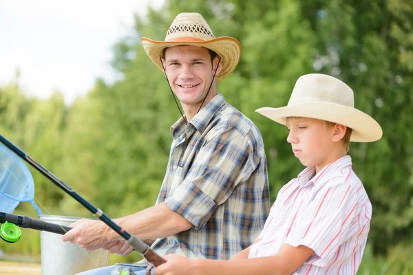 Vater und Sohn. Sommerangeln — Stockfoto