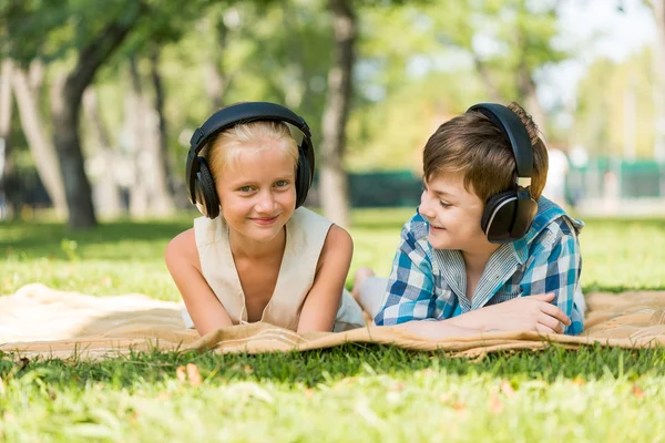 Niños con auriculares —  Fotos de Stock