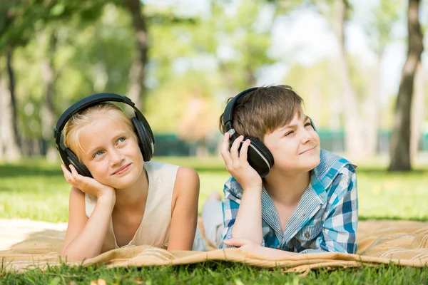 Niños con auriculares —  Fotos de Stock