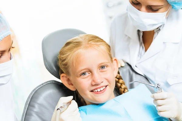 Dentista a inspecionar paciente — Fotografia de Stock