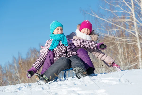 Twee leuke meisjes plezier — Stockfoto