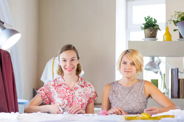 Zwei Sempstress bei der Arbeit — Stockfoto