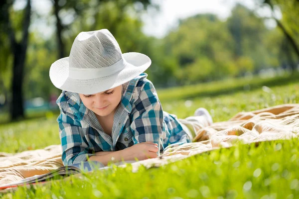 Pojke i sommaren park — Stockfoto