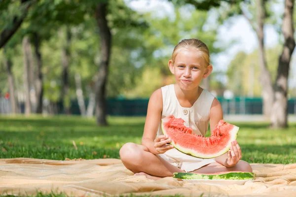 Kind mit Wassermelonenscheibe — Stockfoto