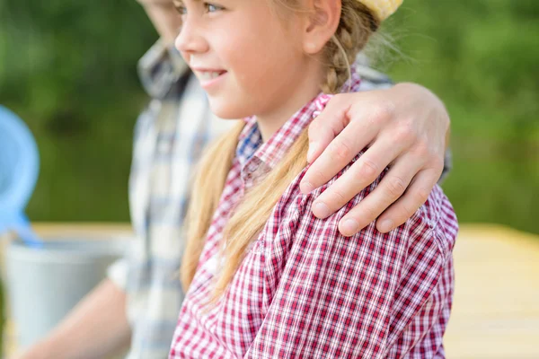 Father and daughter summer fishing — Stock Photo, Image