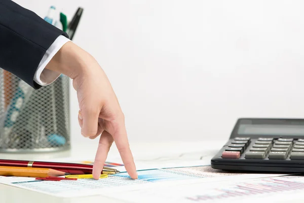 Gehen mit den Fingern auf dem Tisch — Stockfoto