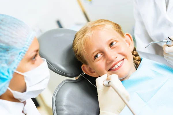 Dentista inspeccionando paciente — Foto de Stock