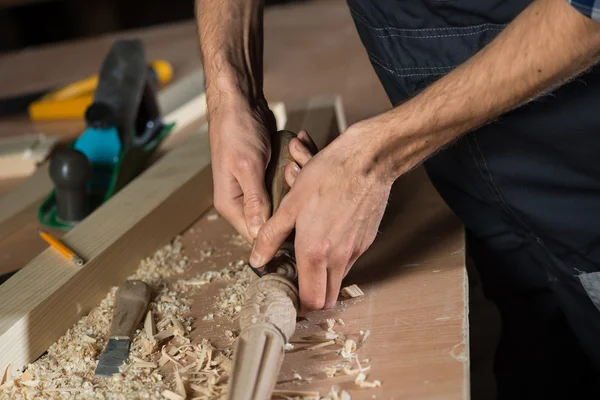 Τα χέρια του ξυλουργού που εργάζονται με το jointer — Φωτογραφία Αρχείου